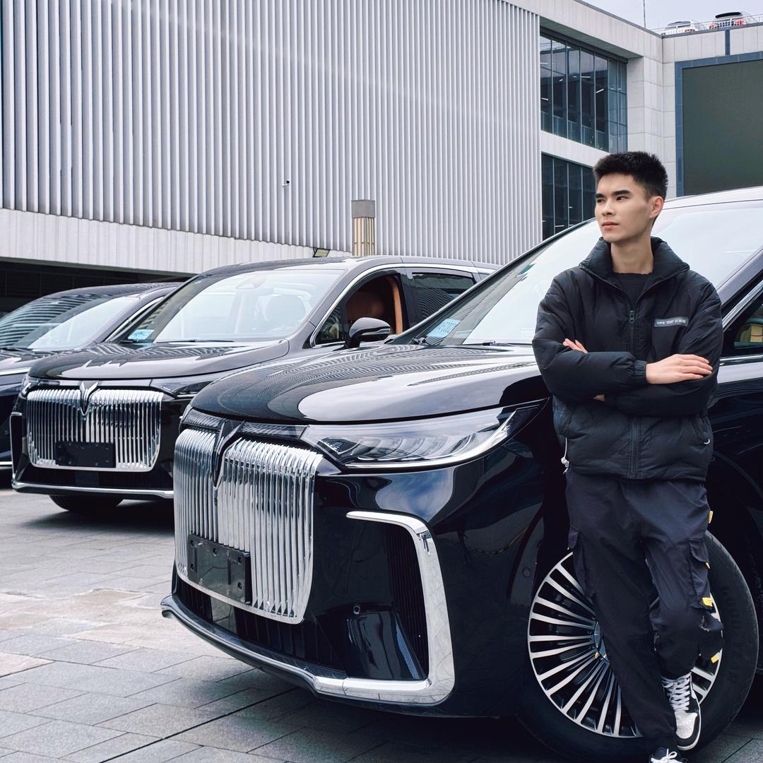 成都飞驰闪电新能源二手车阿泉