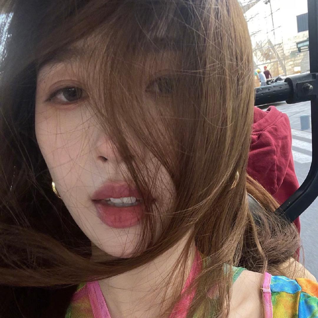 不想吃饭的小女孩