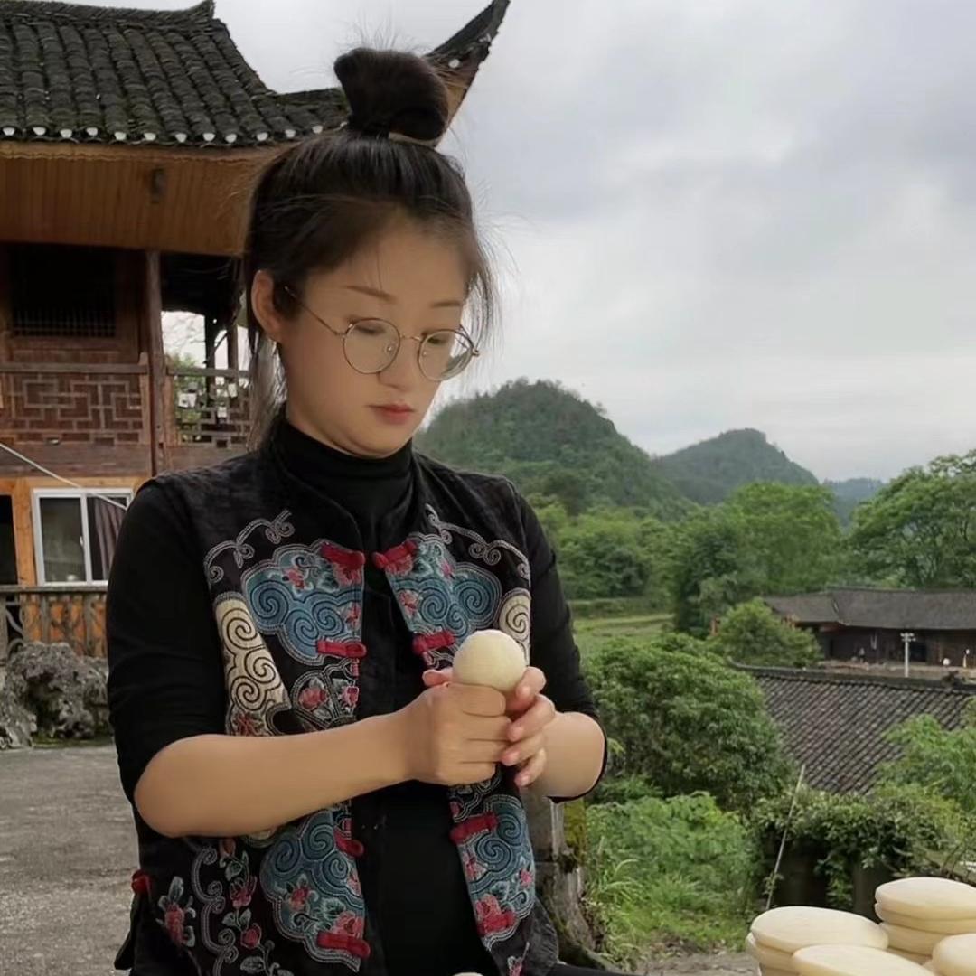 土家族的小姑娘