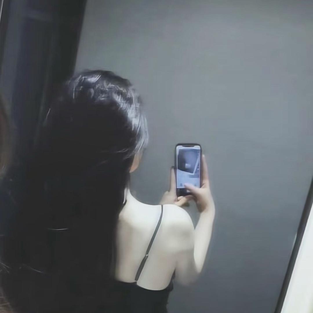 杨小姐 .