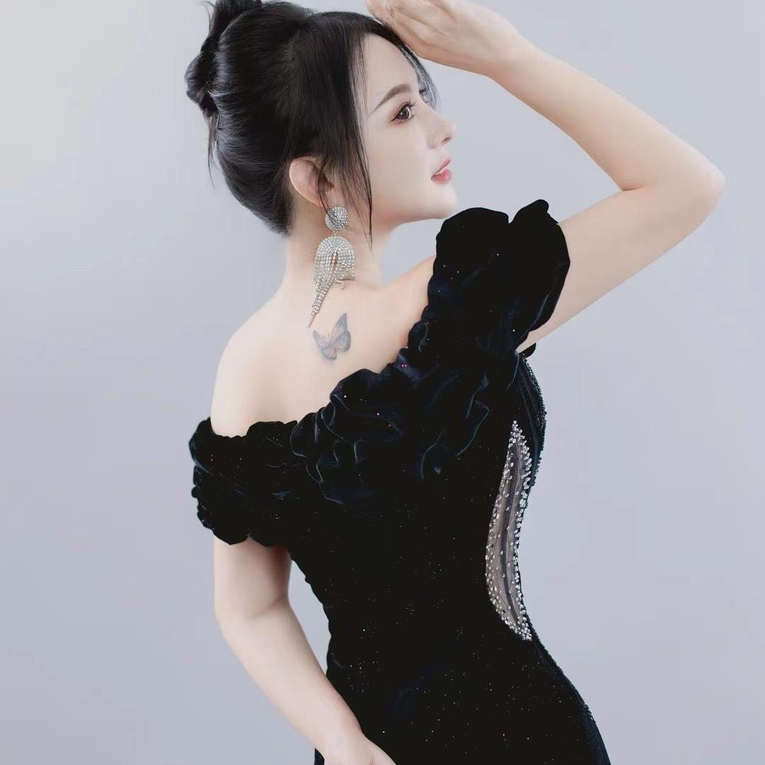 D歌的女神《小薇薇》🌹🌹🌹