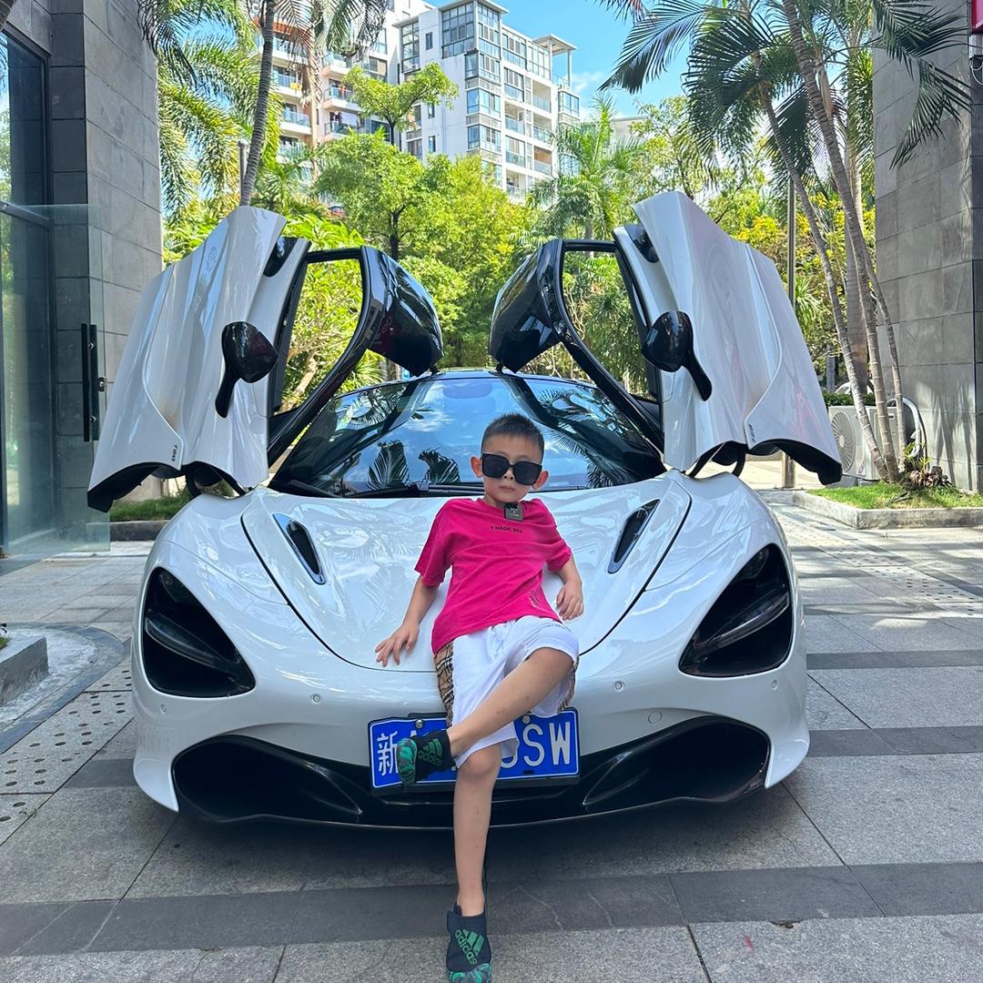小孩哥小小亿