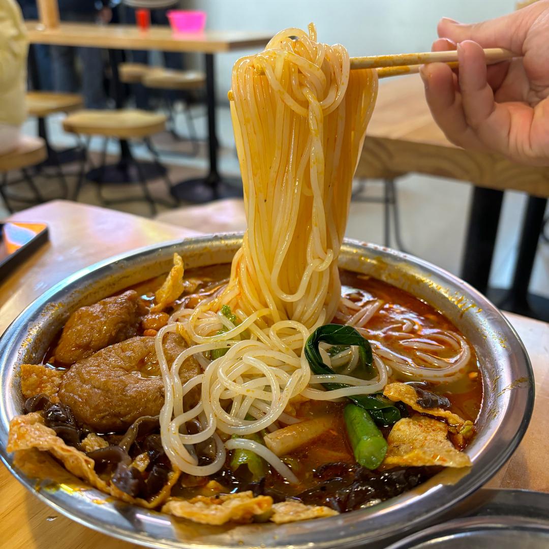 忙于喂鸡