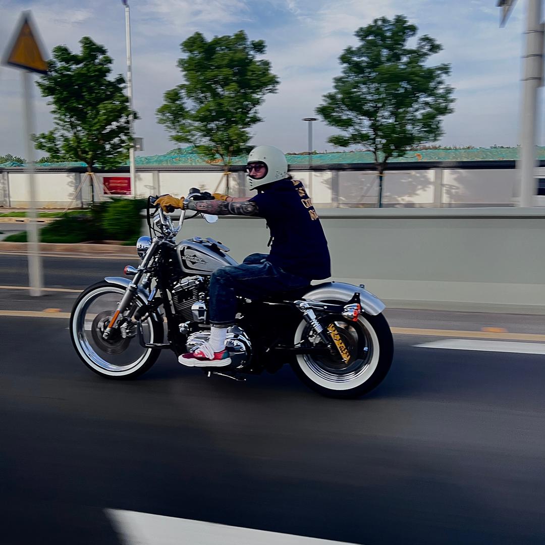 瓦罐佬爱骑摩托