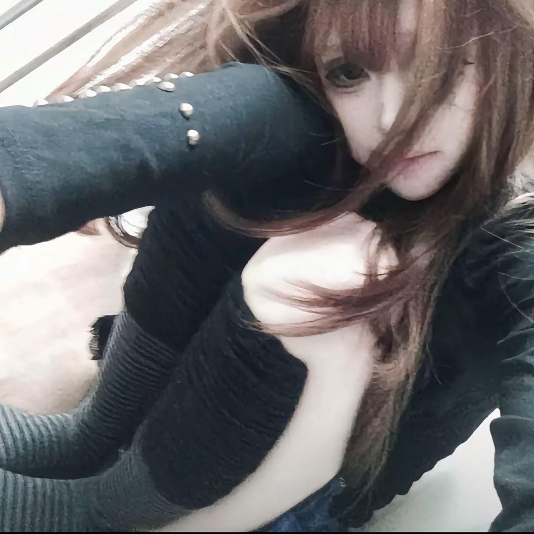 884038678