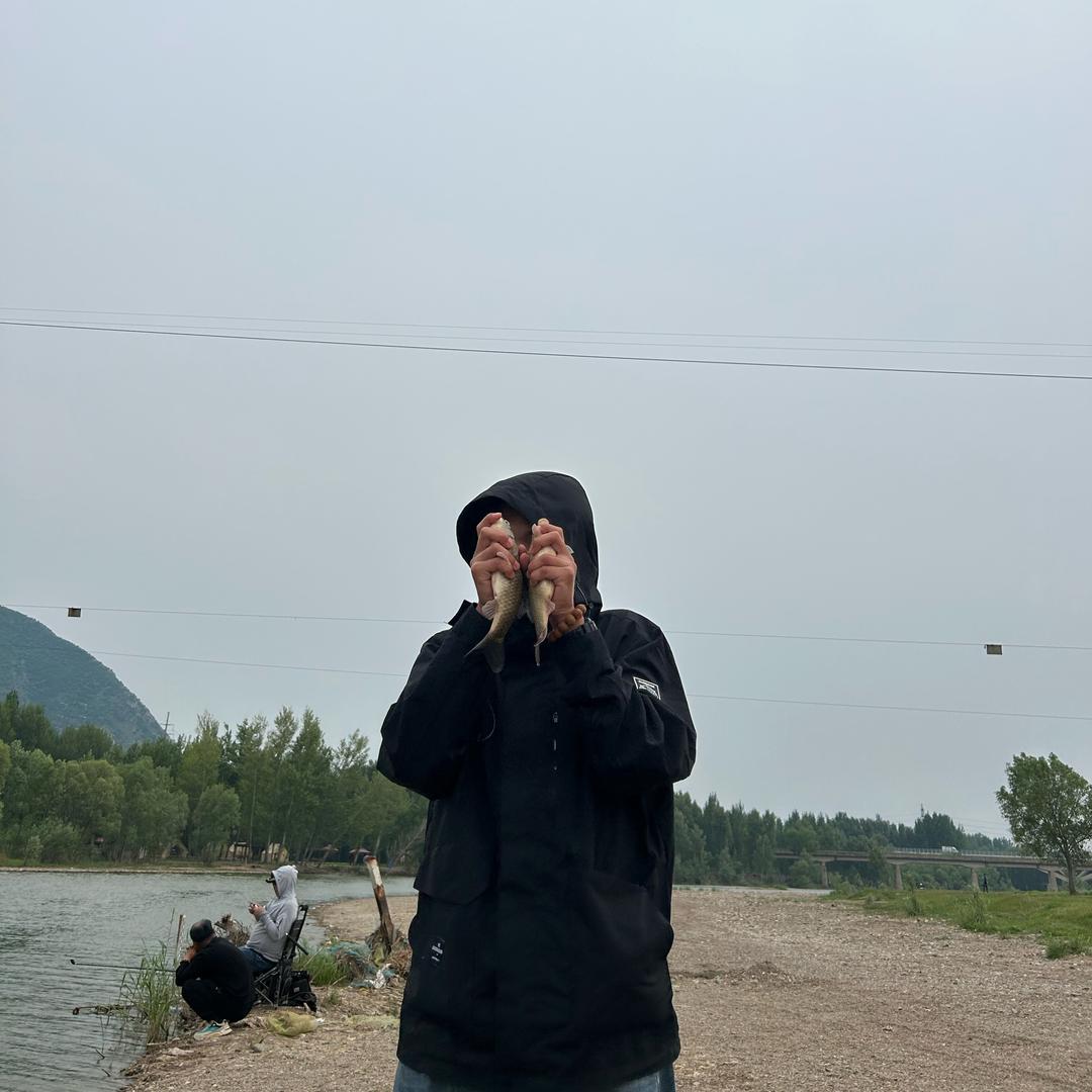 爱🎣的小刘