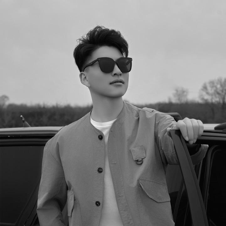 阳光中男孩