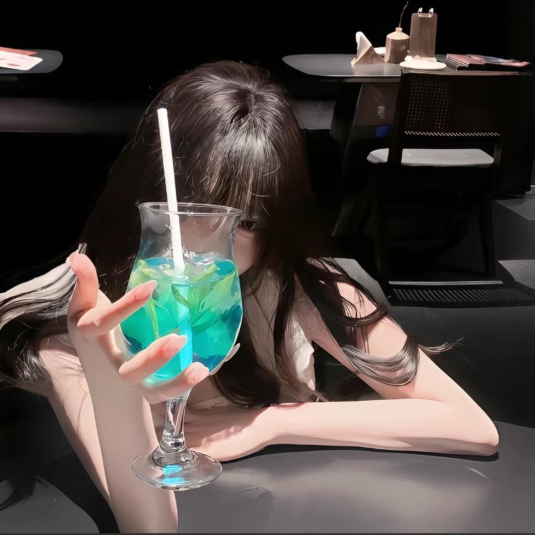 7 /•᷅•᷄\୭