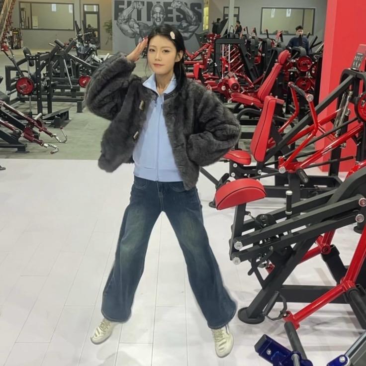 巨人健身器材 小艾