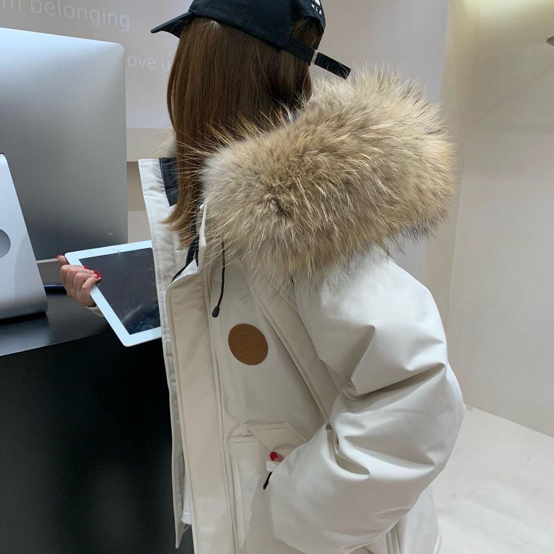 芸迁羽绒服工厂店