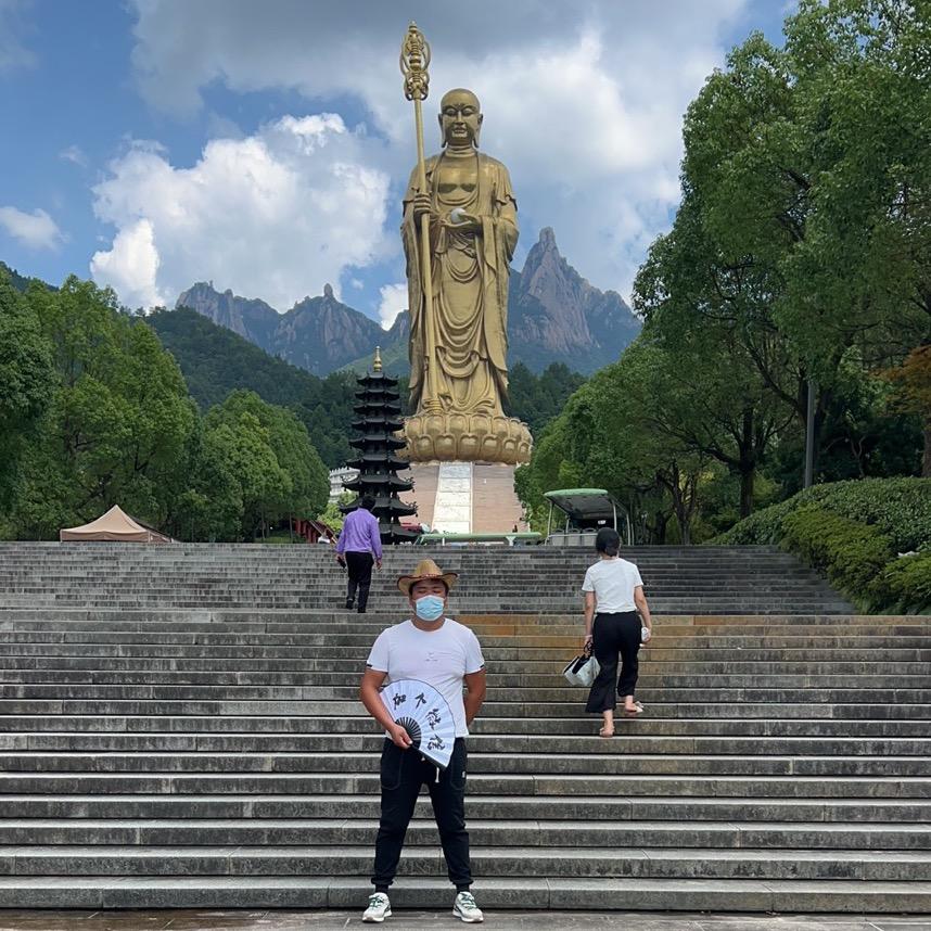 ～挖机上的帅小伙～