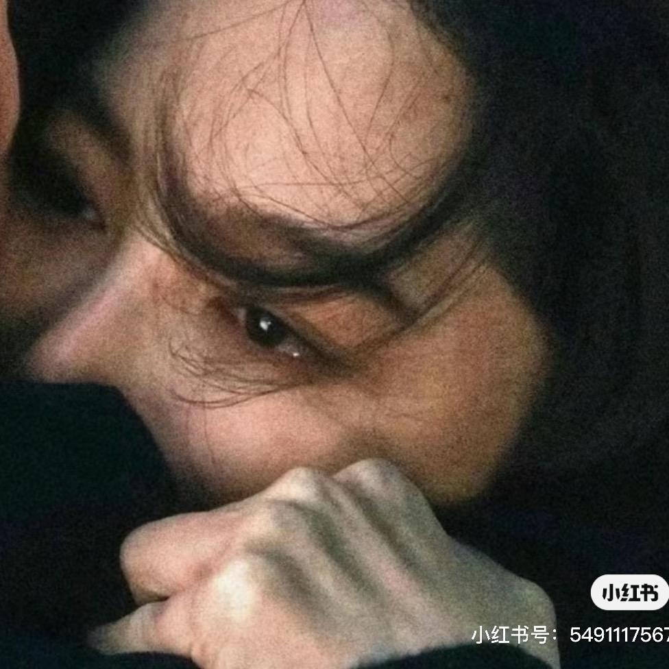 独自在夜晚的海边