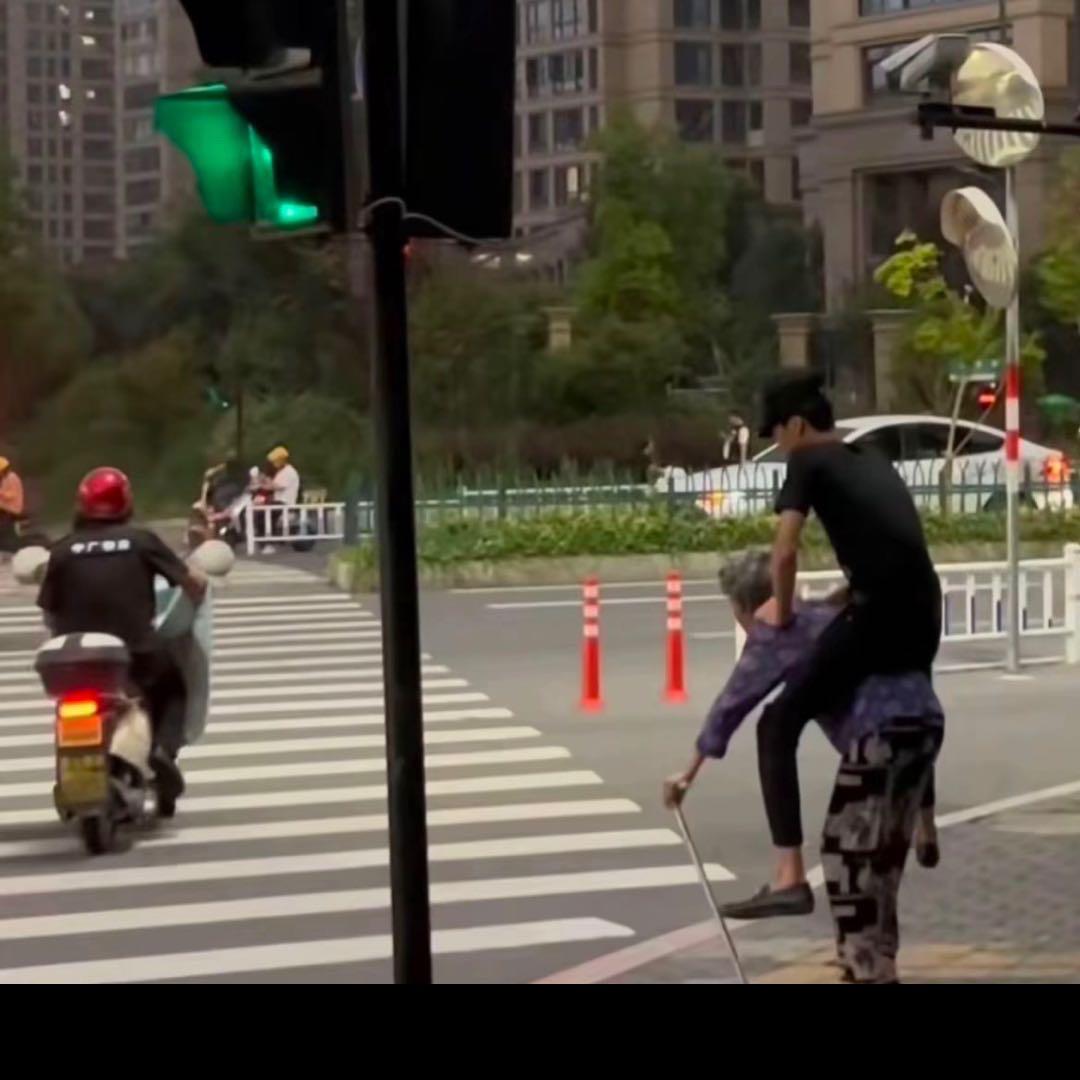 骑老奶奶闯红灯！