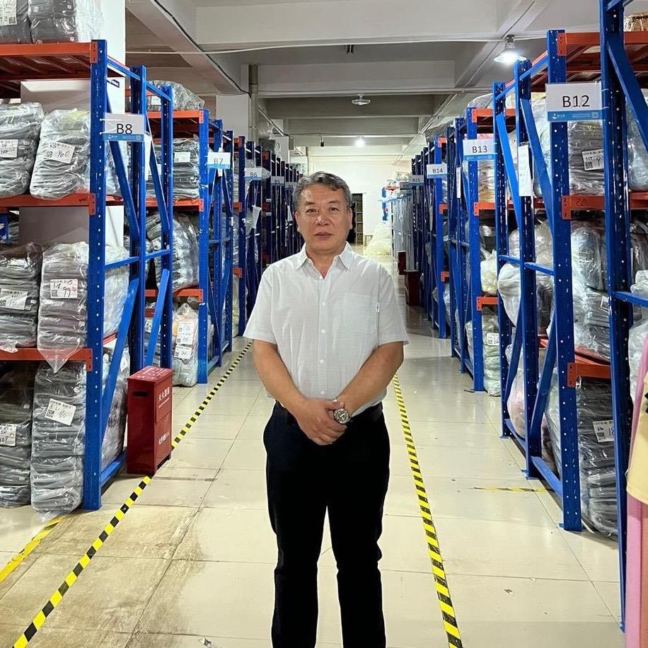 厂长老孙卖瑜伽健身服