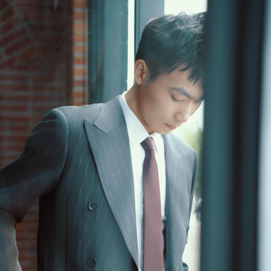 修车的小男孩
