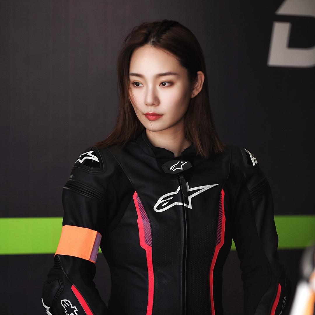 叶小姐骑摩托