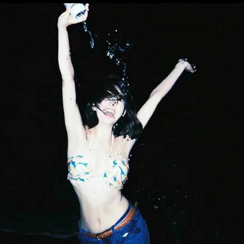 受不了了一拳把学校打爆！