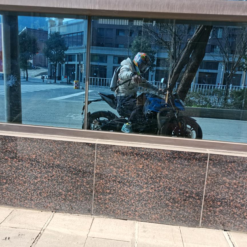 骑着两轮的阿鸡。