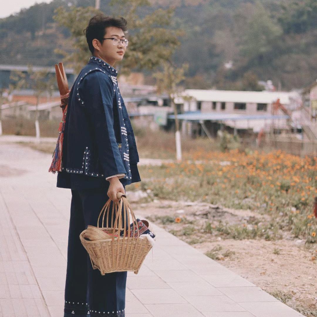 做哈尼服饰的小杨