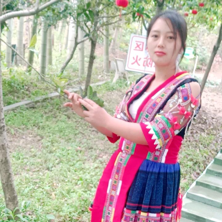 女人一辈子 不想得到什么 只能开开心心的