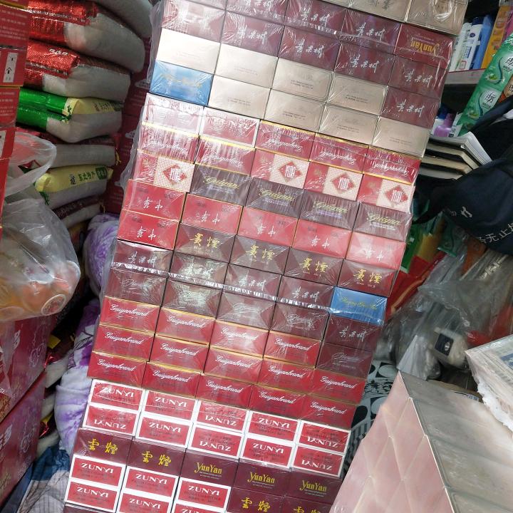 没伞躲，在雨里奔跑中