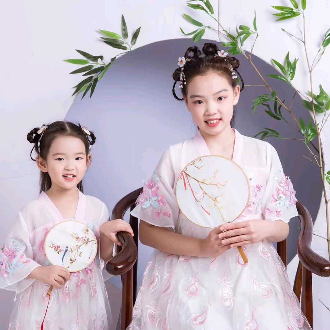 两个小可爱的奶奶 (๑´∀`๑)☺