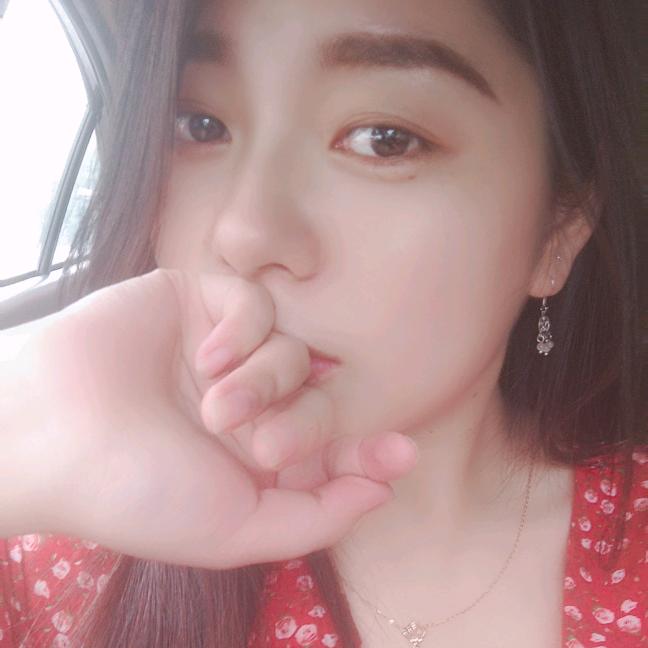 面带微笑优雅转身