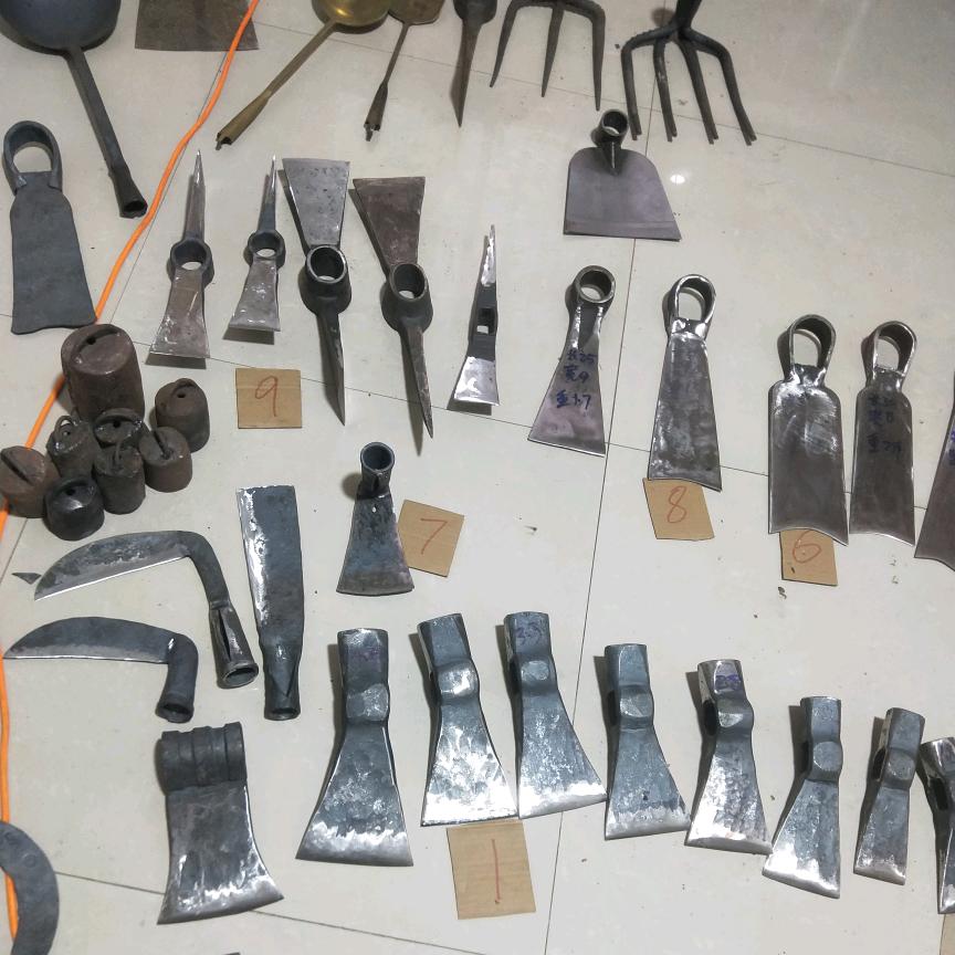 许铁匠锻打农用工具铺