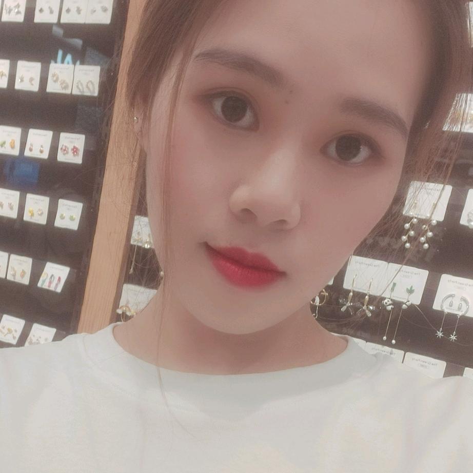 一个爱穿戴甲的小姑凉