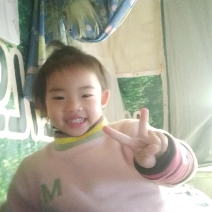 爱漂亮的小姑娘