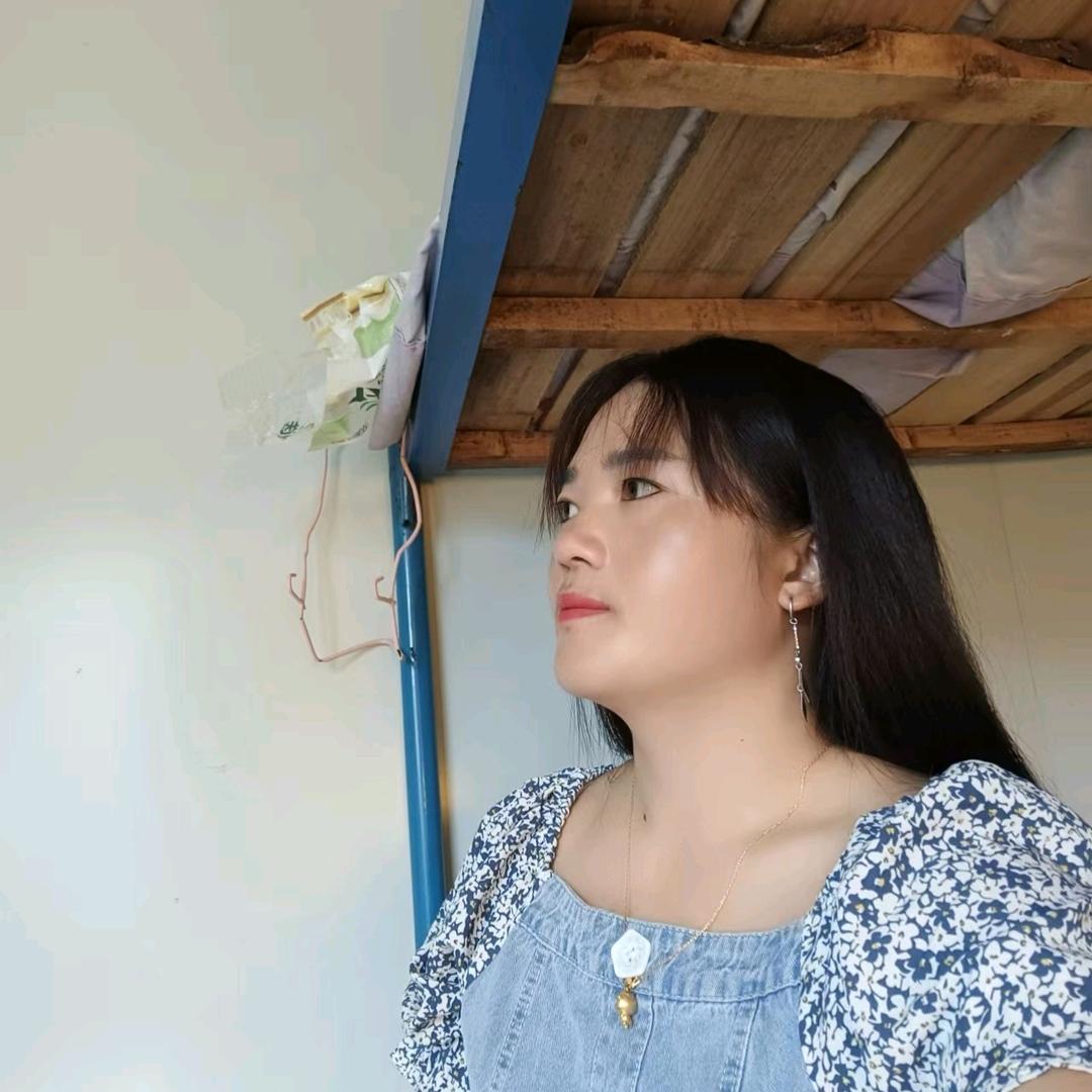 扎钢筋的彝族妹