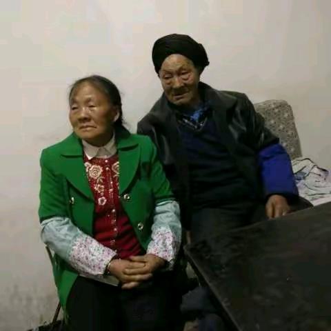 幸福一家人。