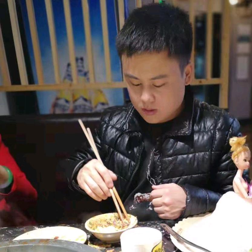 牵着默默在散步