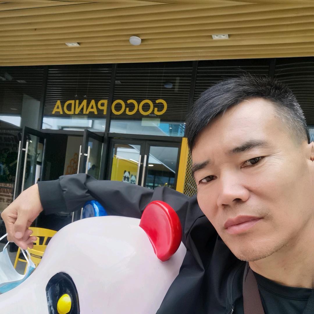 返乡创业种果树的七零后大叔