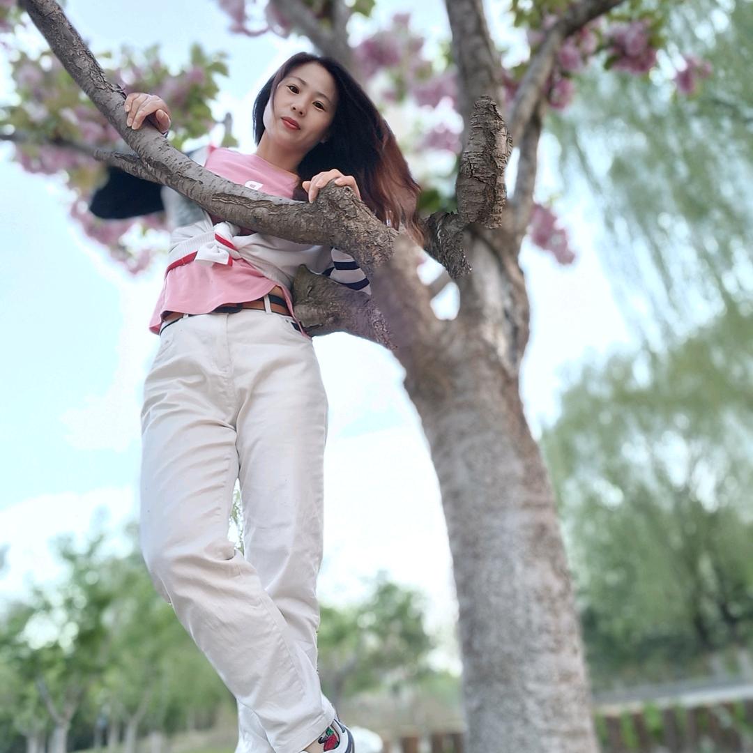生活不易，阿姨卖艺