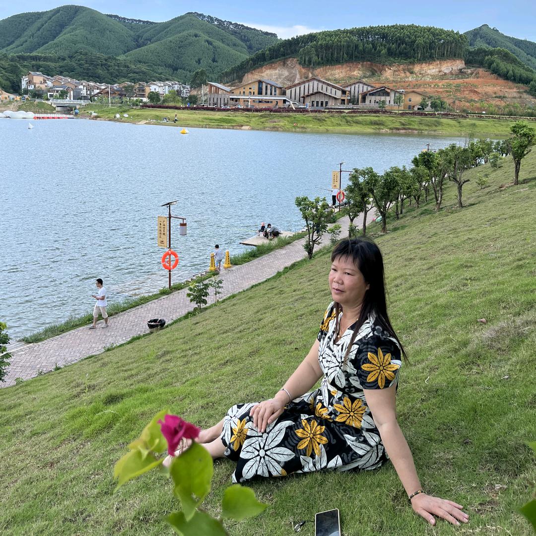 黄芳.