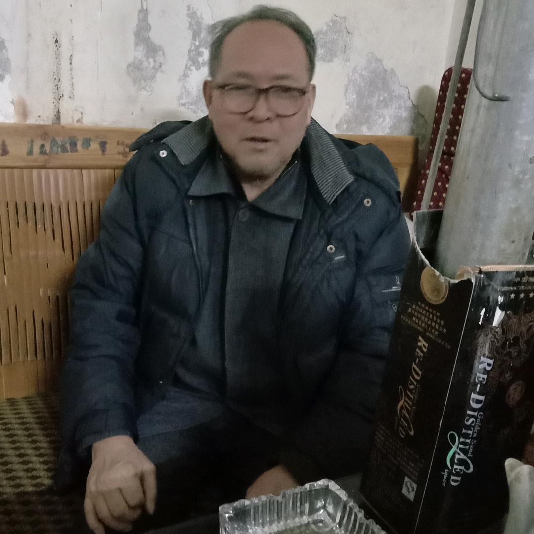 退休教师张国光汉族男70岁、