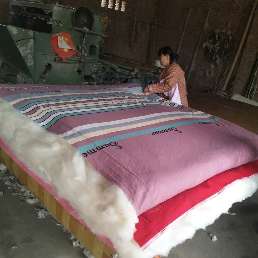 张金贵弹花做喜被子