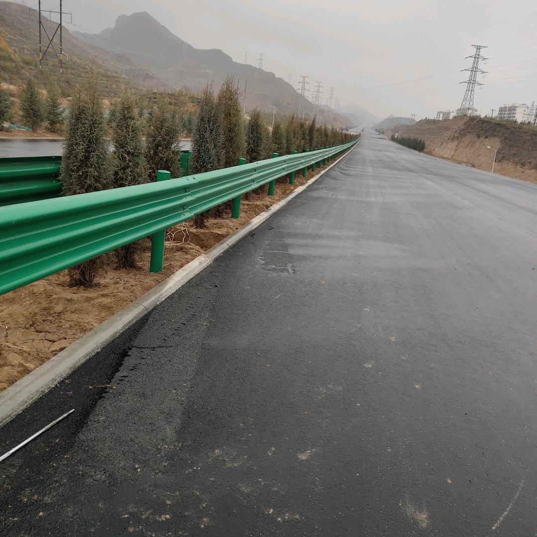 波形护栏施工队