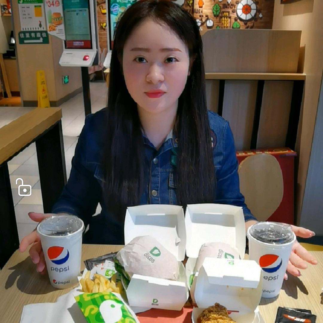 🍊小丽吃饭了🍊