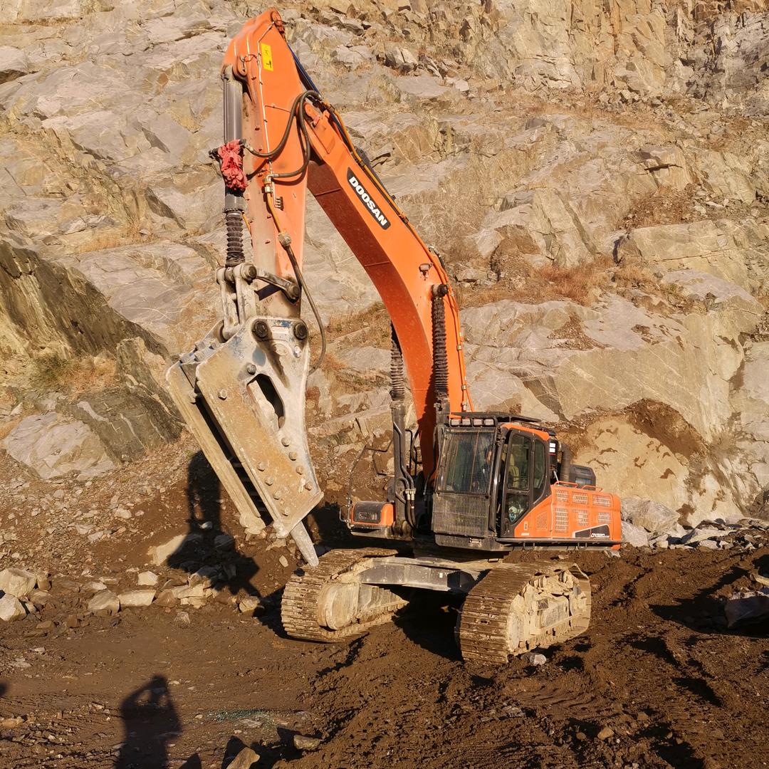 鲁K挖掘机麦小兜LX勇