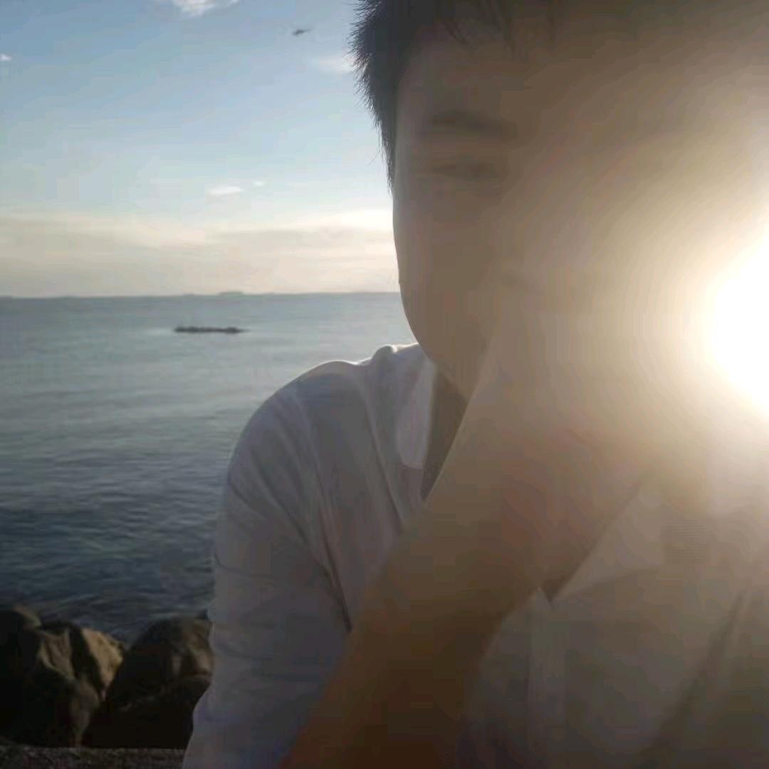 红鸡公尾巴黑，黑鸡公尾巴黄。