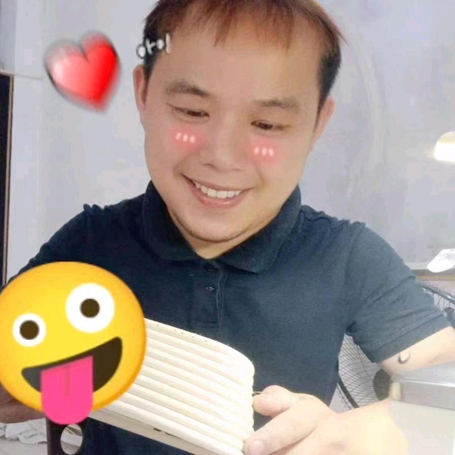 卖面包篮的小胡