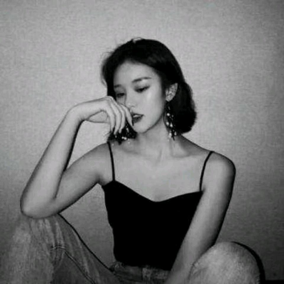 小何，