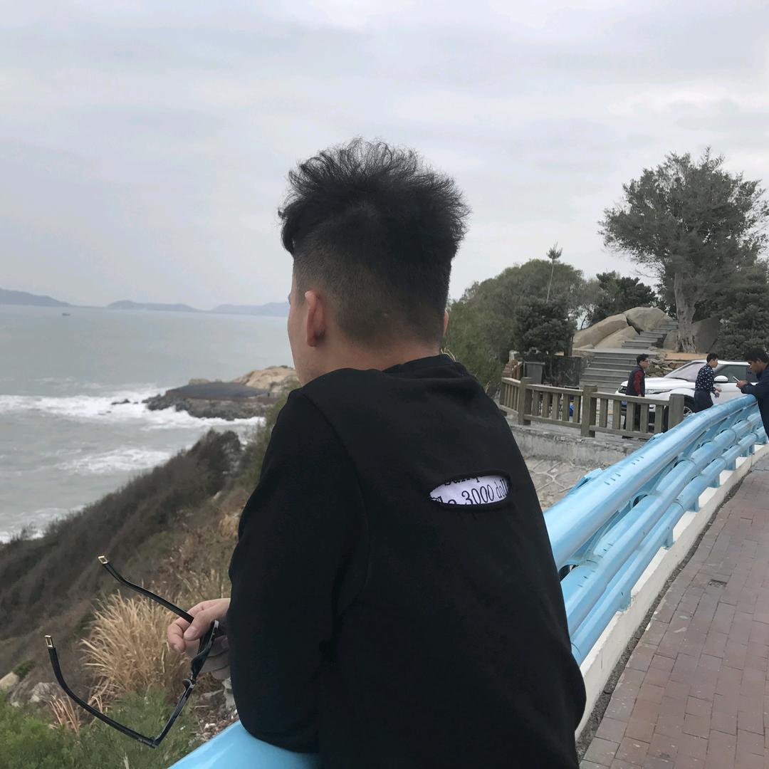 闽E小男孩
