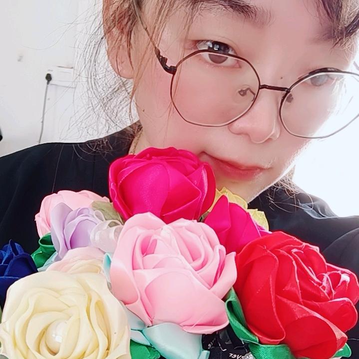 世林妈妈玩毛线