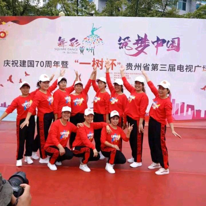 梁...堂....荣，喜欢音乐，跳舞