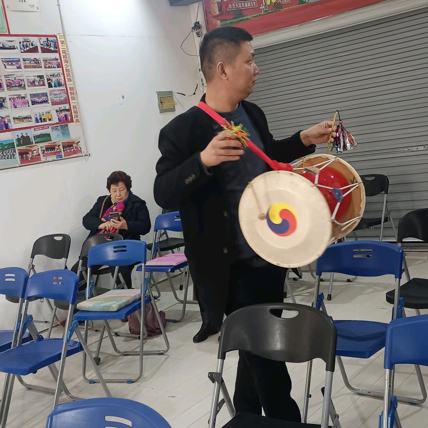 站在墙外等红杏