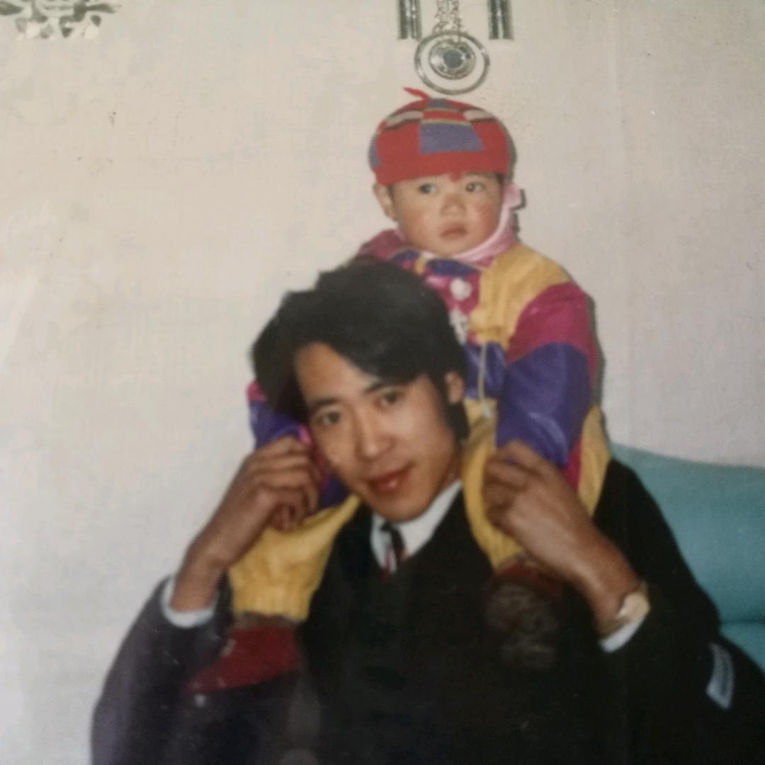 宏伟.