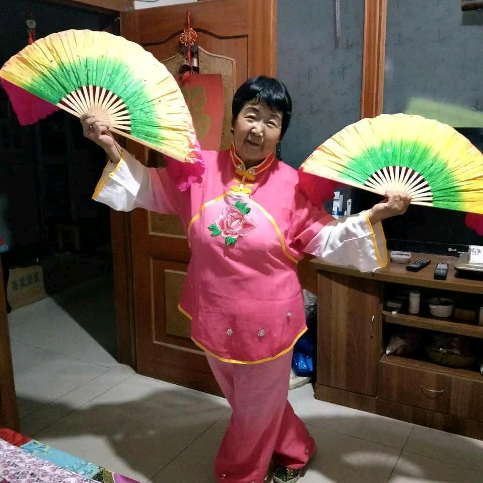 快乐老小孩2025年77岁从小就爱跳舞